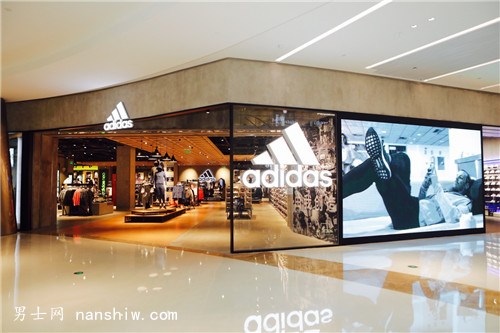 阿迪最新店铺的温馨日常风采展示
