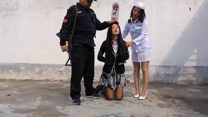 女囚犯执行死刑现场与小巷深处的独特小店揭秘