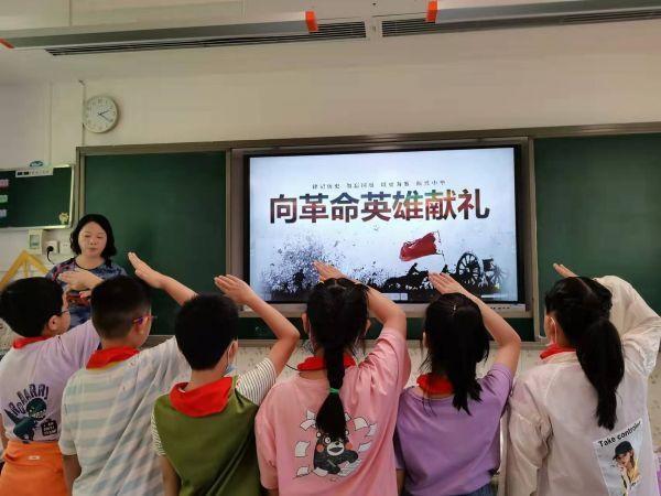 小学生推荐电影，探索自然美景的旅行，寻找内心的平静之旅