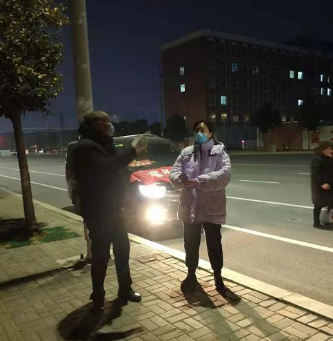 紧急救助婴儿行动，爱的速度与温情传递接力棒。